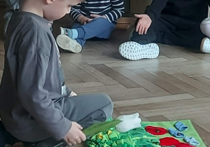 chłopiec który chowa przysmak w macie