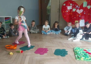 dziewczynka niosąca przysmak w tulipanie