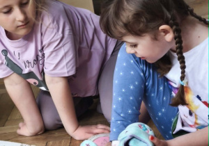 Dzieci oglądają małe buciki Sophii