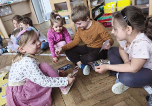 Dziewczynka rozmawiająca z dziećmi o swoich pamiatkach