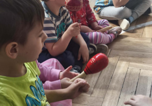 Dzieci grają na instrumentach