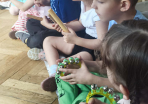 Dzieci grają na instrumentach