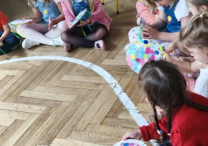 Dzieci grają na własnoręcznie wykonanych grzechotkach