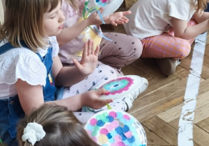 Dzieci grają na własnoręcznie wykonanych grzechotkach