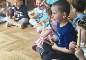 Dzieci grają na instrumentach