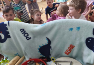Dzieci zgadują nazwy instrumentów słysząc ich dżwięk
