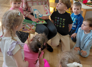 Głośne czytanie przez mamę Helenki