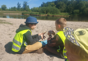 Chłopcy jedzący śniadanie i zafascynowani rozmową