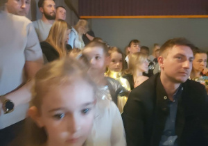 ustawione dzieci tuż przed wejściem na scenę