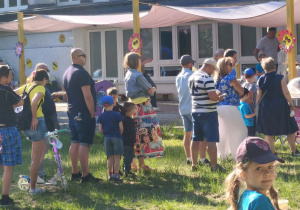 Zdjęcie przedstawia kolejkę do waty cukrowej.