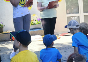 Zdjęcie przedstawia dwie kobiety przedstawiające do publiczności.