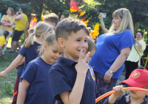 Zdjęcie przedstawia chłopca pozującego do zdjęcia.