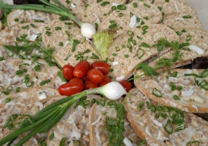 Zdjęcie przedstawia chleb ze smalcem.