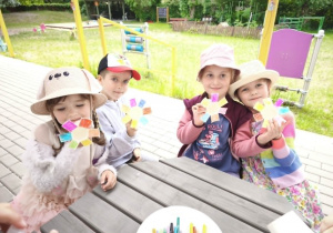 Dzieci jedzą lody z truskawkami