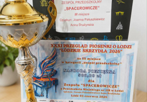 Na zdjęciu puchar i nagroda za udział w przeglądzie