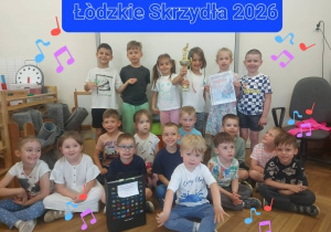 Zdjęcie grupowe z nagrodą
