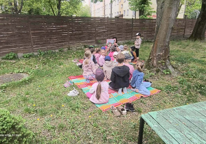 czytamy książeczkę przyniesioną przez jedno z dzieci o tym co należy zrobić żeby zostać strażakiem