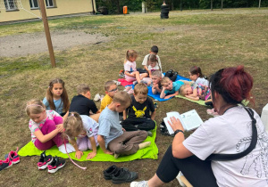 czytanie książki pt. " Ekozgraja" podczas drugiego dnia pobytu dzieci na Zielonym Przedszkolu