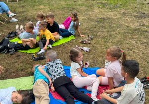 czytanie książki pt. " Ekozgraja" podczas drugiego dnia pobytu dzieci na Zielonym Przedszkolu