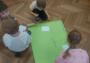 Dzieci tworzą plakat " Jak żyć zdrowo"