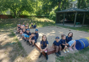 Grupa dzieci w oczekiwaniu na zawody