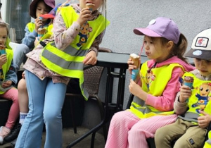 Na zdjęciu dziewczynka je loda.