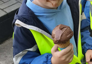 Na zdjęciu widzimy chłopca, który degustuje loda.