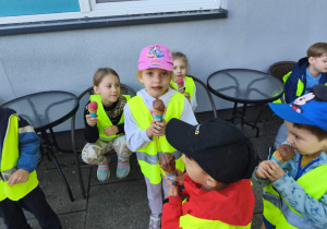 Na zdjęciu widzimy grupkę dzieci, które degustują lody.