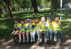 Na zdjęciu widzimy grupkę dzieci, które degustują lody.