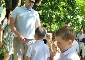 Na zdjęciu mężczyzna z chłopcem, podczas wspólnych zabaw.