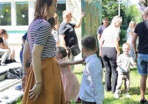 Na zdjęciu kobieta z chłopcem podczas zabaw.