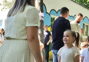 Na zdjęciu kobieta z dziewczynką podczas zabaw.