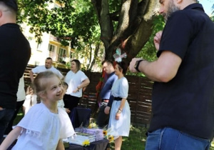 Na zdjęciu mężczyzna z dziewczynką podczas zabawy.