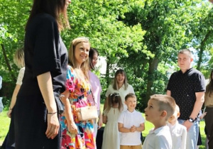 Na zdjęciu rodzice z dziećmi podczas wspólnej zabawy.