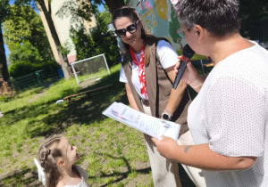 Mama z Rady Rodziców - wręczanie podziękowań