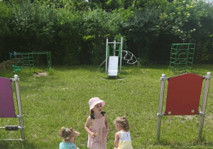 Dziewczynki odpoczywające w cieniu