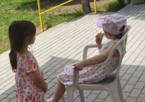 Dziewczynki odpoczywające w cieniu