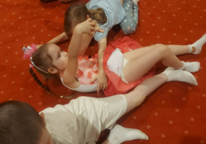 Dzieci podczas ćwiczeń warsztatowych
