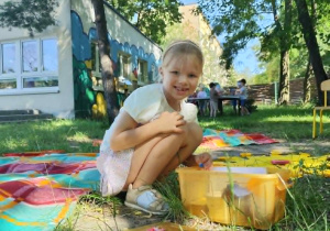 dziewczynka rozkładająca słoneczko