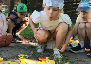 dziewczynka zdmuchuje świeczki