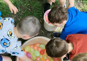 dzieci biorące balony z miski