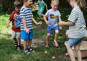 Dzieci podczas wodnej zabawy