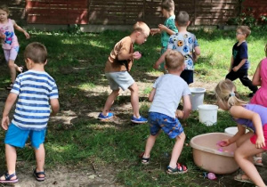 Dzieci podczas wodnej zabawy