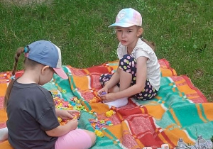 dwie dziewczynki bawiące się klockami