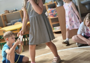 Dziewczynka nawleka łańcuch życia