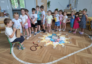 dzieci stoją w kolejce do składania życzeń