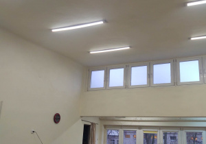 na zdjęciu widać salę przedszkolną z nowymi lampami na suficie