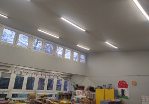 na zdjęciu widać salę przedszkolną z nowymi lampami na suficie
